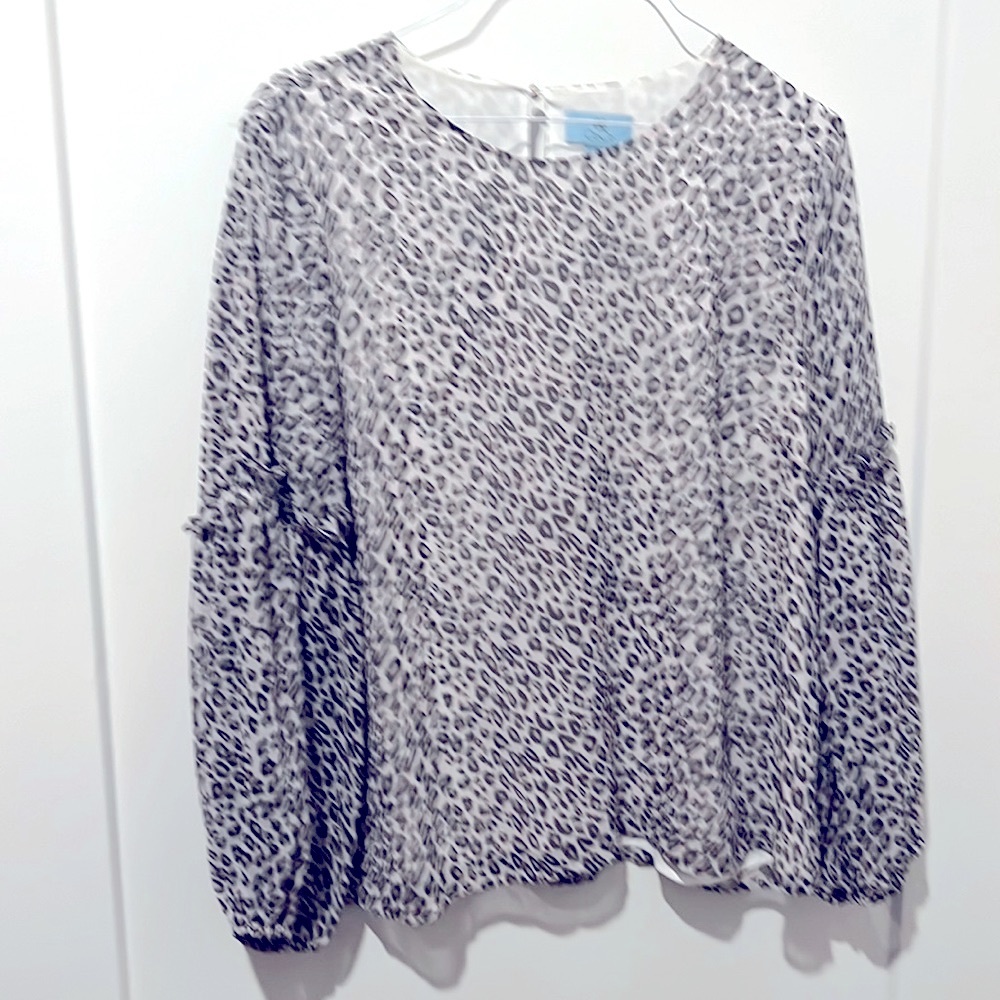 CeCe XL Gently Worn Gray Print Leopard Top